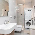Stylish 1-bedroom In Center With King Bed * ריגה