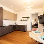Stylish 1-bedroom In Center With King Bed Lägenhet Riga