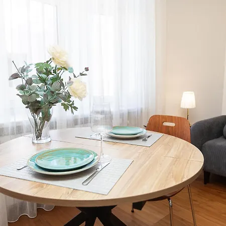 Stylish 1-bedroom In Center With King Bed Lägenhet