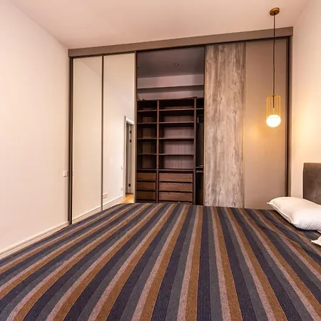 Dzīvoklis Stylish 1-bedroom In Center With King Bed *